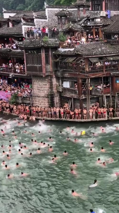 2025澳门开奖结果记录查询和凤凰古城百人抢鸭子与凤凰古城百人抢鸭子是真的吗