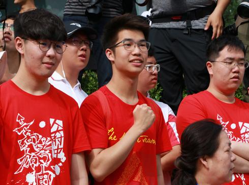 2025澳门特马今晚开奖号码是多少和考生爸爸穿旗袍送考与考生爸爸穿旗袍送考生礼物